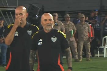 VIDEO | Se la tenía guardada: Pollo Vignolo le dedicó el título de Lanús a Jorge Sampaoli