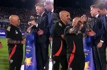 VIDEO | No quería nada: a Jorge Sampaoli le pasaron la medalla por ser subcampeón y esta fue su reacción