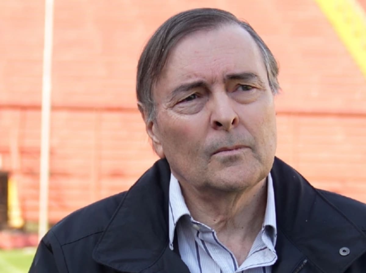 El dueño del cuadro de Independencia volvió a Chile y visitó al plantel de Unión Española. Foto: Prensa U. Española