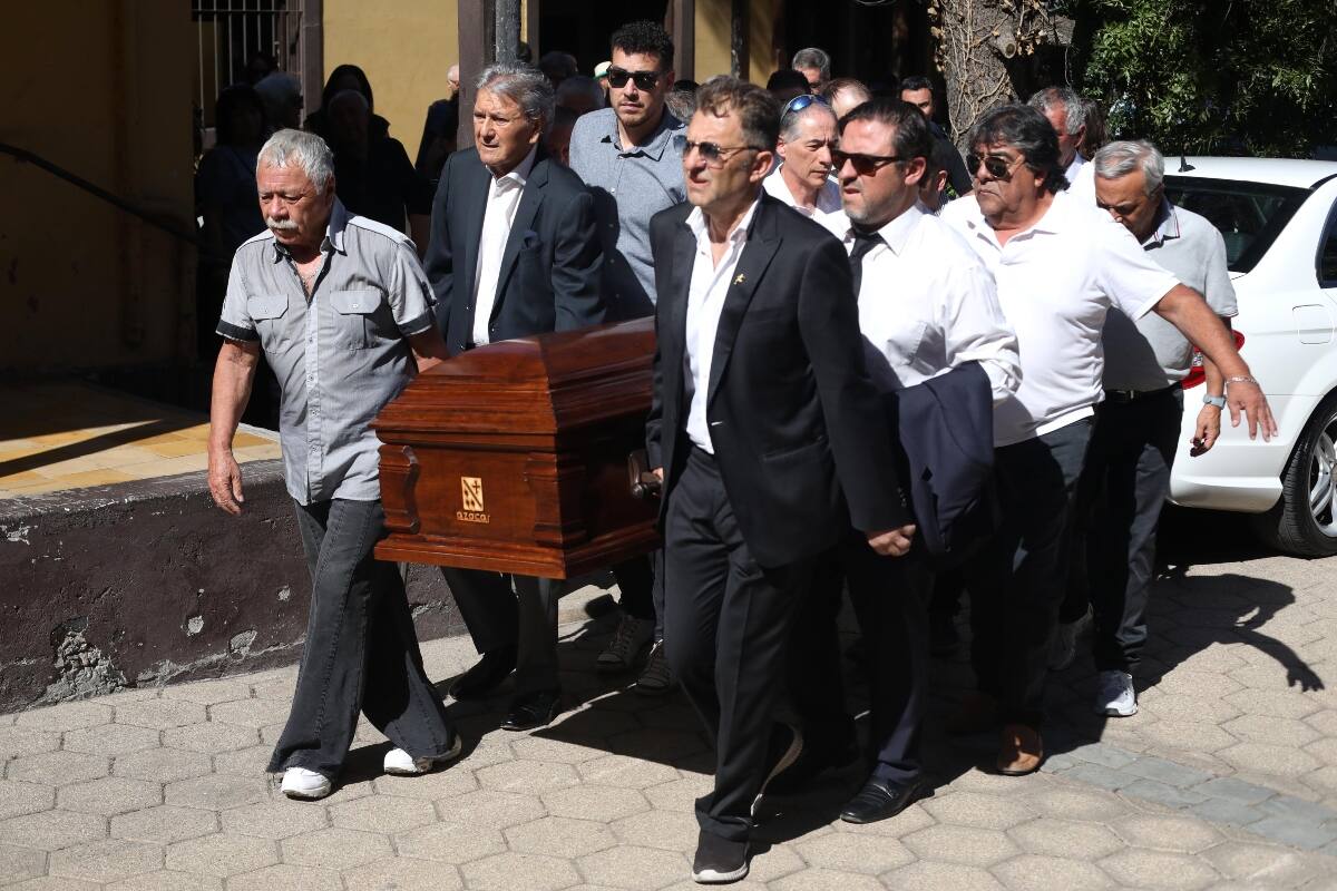 Carlos Caszely y Aníbal Mosa cargando el féretro de Jorge Toro
