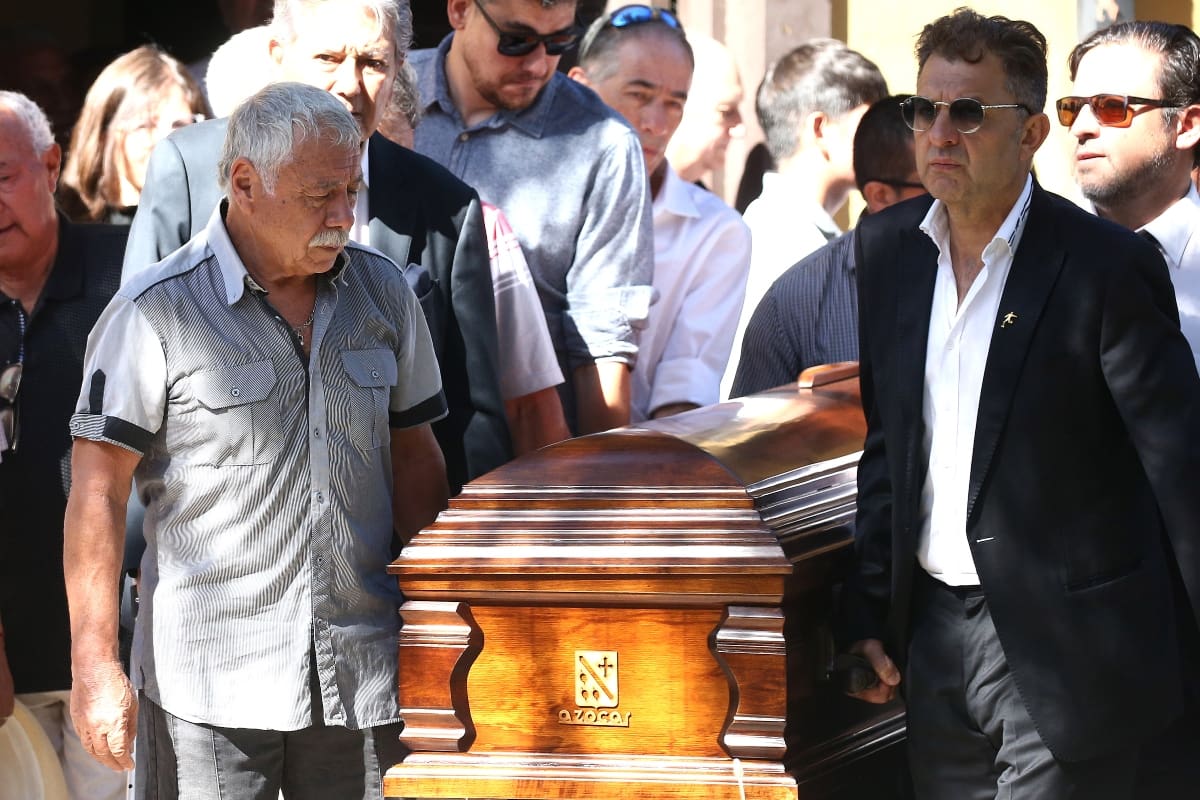 Carlos Caszely y Aníbal Mosa cargando el féretro de Jorge Toro