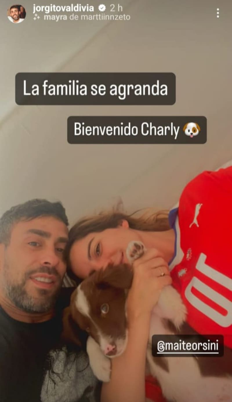 Jorge Valdivia y Maite Orsini adoptaron a Charlie en abril pasado. Créditos: Instagram