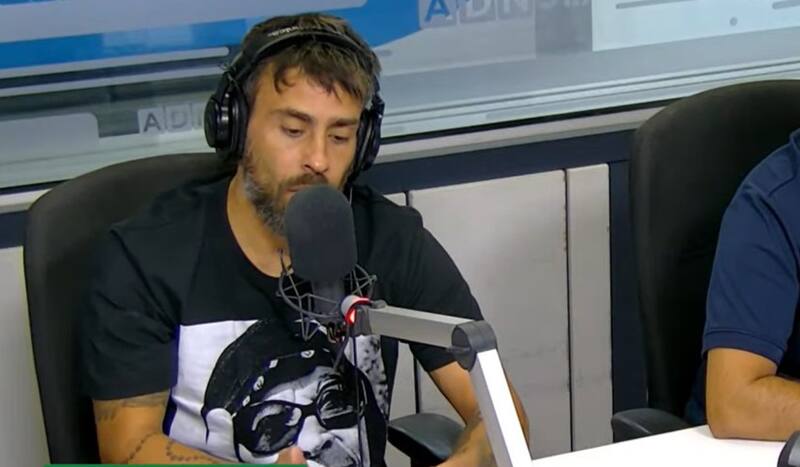 Jorge Valdivia usando camiseta de Pedro Lemebel.