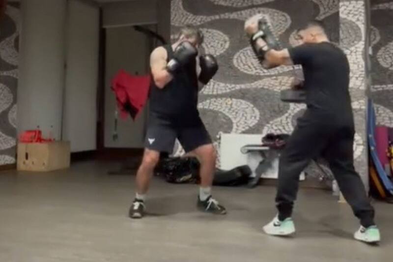 El exigente entrenamiento del Mago en kickboxing, arte marcial mixta que combina los golpes del boxeo con patadas de karate y técnicas thai.