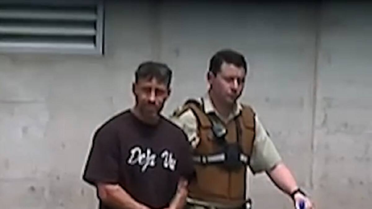 VIDEO | Jorge Valdivia llegó esposado al Centro de Justicia para ser formalizado