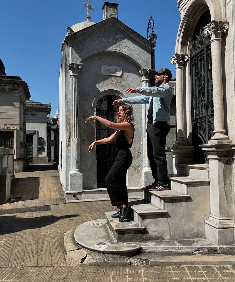Jorge Valdivia y Maite Orsini se sacaron fotos en el cementerio de La Recoleta simulando que son zombies.