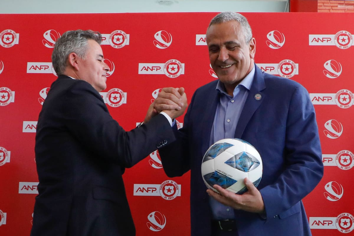 Juntos pero no revueltos. La dupla sigue marcando el paso al mando del fútbol chileno, pero con matices. Uno se está yendo y el otro quiere quedarse.