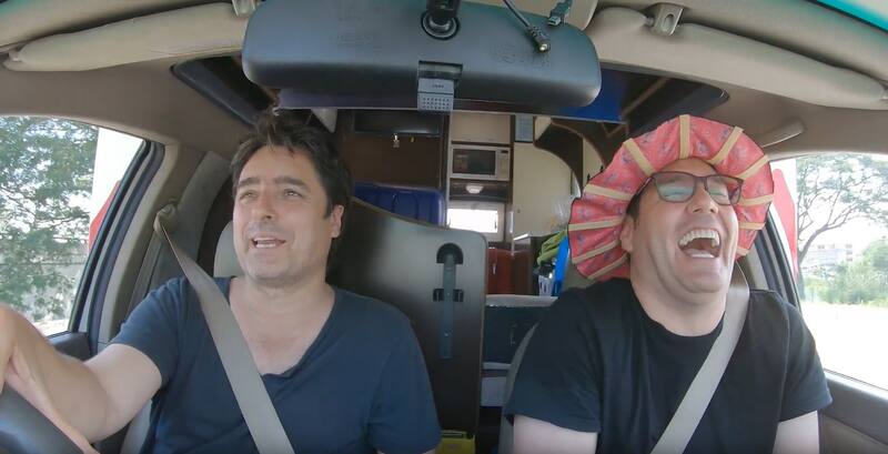 El actor conduce un Audi RS4 V8.