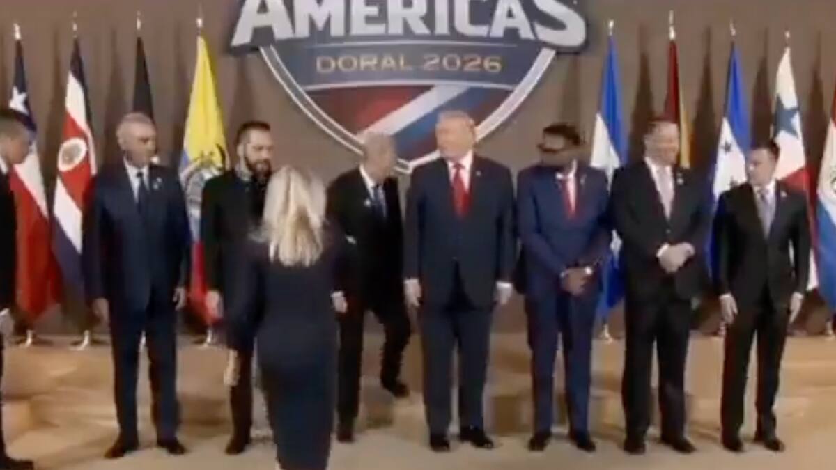 VIDEO | El incómodo momento en que José Antonio Kast es sacado del lado de Donald Trump