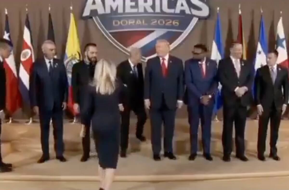 VIDEO | El incómodo momento en que José Antonio Kast es sacado del lado de Donald Trump