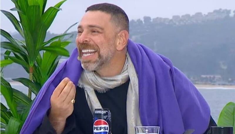 vaciló entre la risa y la seriedad.