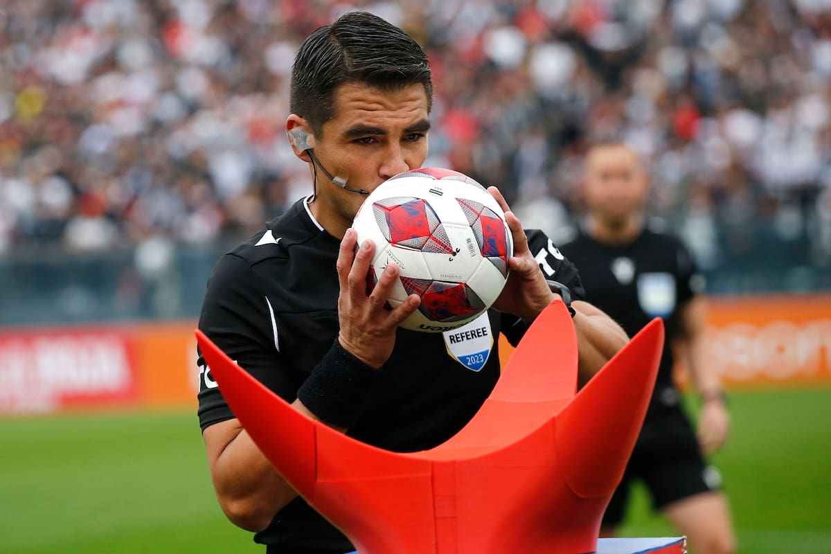 El arbitro cometió una serie de errores.