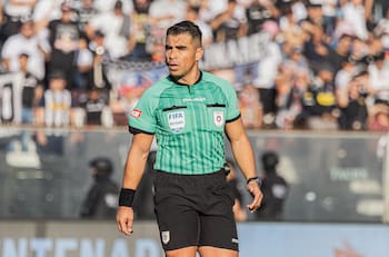 Jona y Cabero, la nefasta dupla arbitral que se equivoca hasta con la cámara lenta