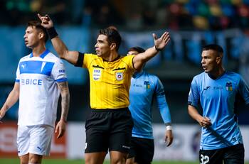 Tiago Nunes explota contra los árbitros tras nueva caída de la UC: “Andan de vacaciones”