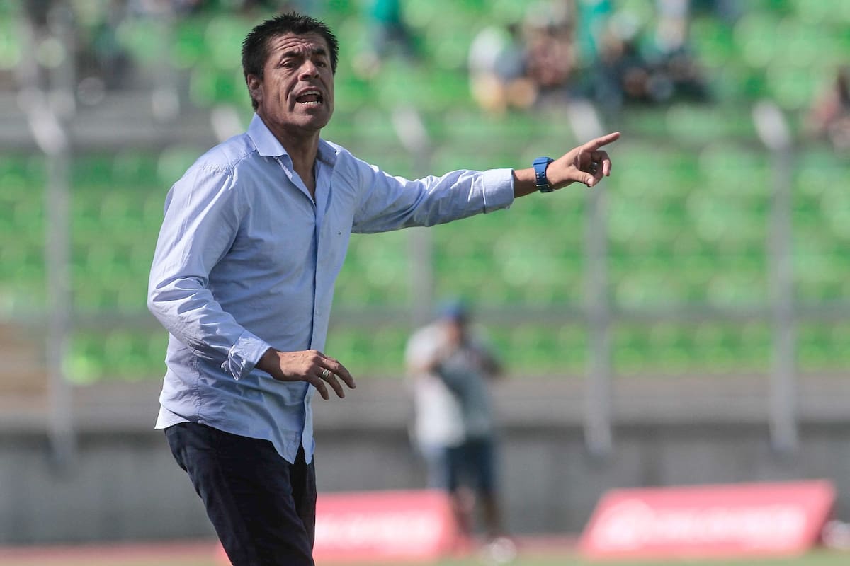 El ayudante técnico de Jorge Garcés en 2001.