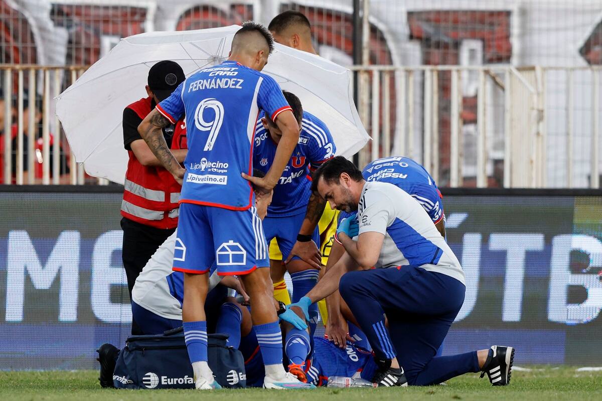 El lateral izquierdo de la U sufrió una grave lesión en el Superclásico ante Colo Colo.
Felipe Zanca/Photosport