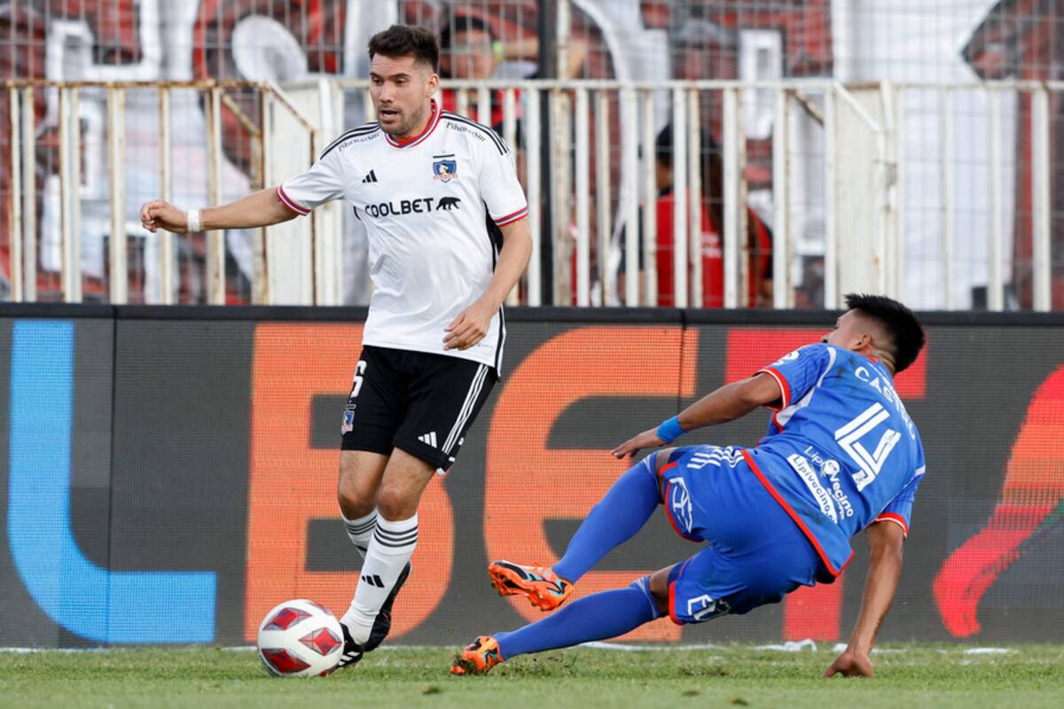 El lateral cae tras sufrir la grave lesión en el encuentro entre Colo Colo y la U. Foto: Aton.