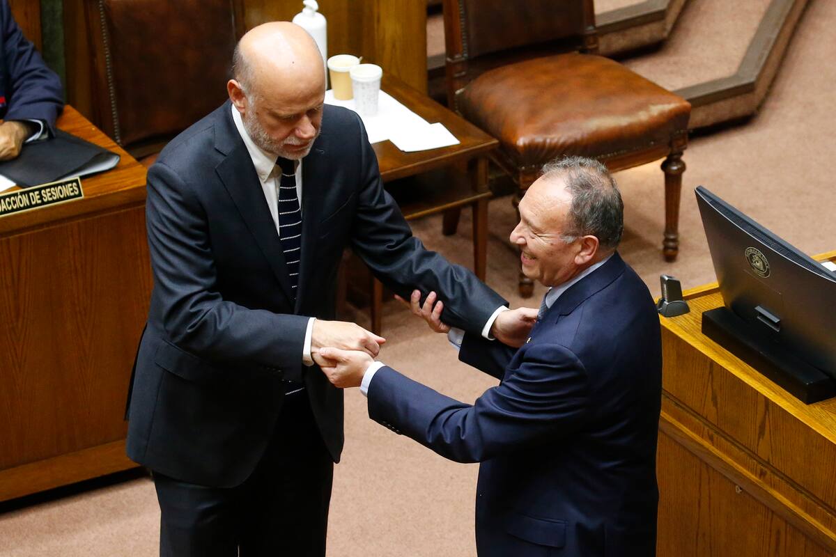 Jose Garcia Ruminot y el ministro Alvaro Elizalde durante la Sesion del Senado. Créditos: ATON.