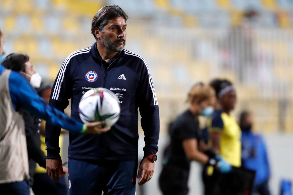 El entrenador José Letelier lideró la época más ganadora del equipo femenino de Colo Colo (2010-2015) y posteriormente a la "Generación Dorada" de La Roja Femenina (2016-2023). (Foto: Agencia Aton)
