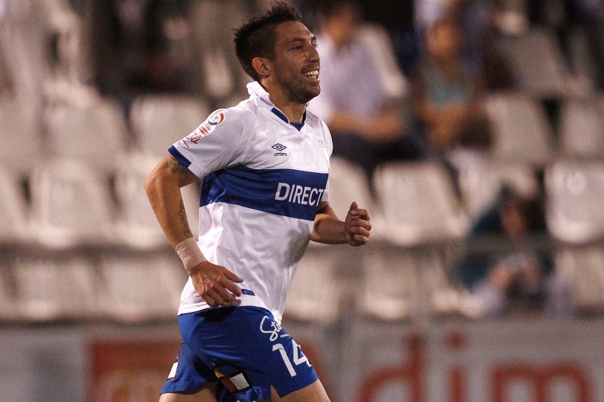 con la camiseta de la Universidad Católica. Foto: Agencia Aton.