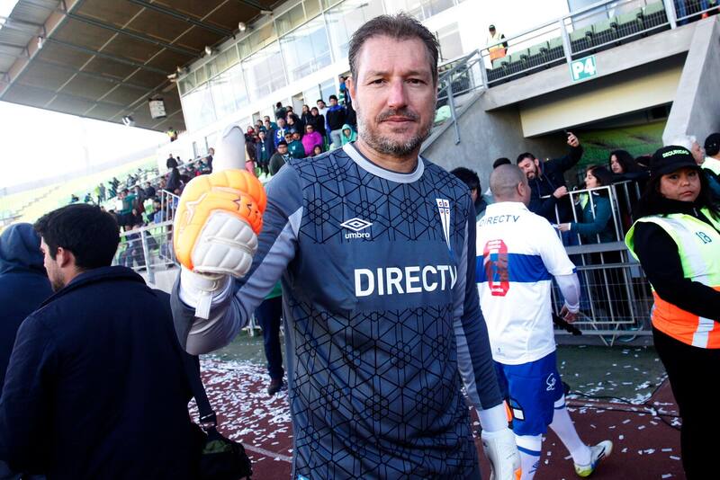 El Tati se tuvo que poner los guantes de emergencia en el duelo de leyendas entre Colo Colo y River Plate. Foto: ATON.
