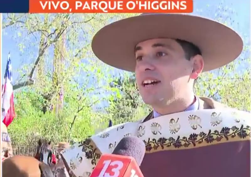 El periodista fue entrevistado previo a desfilar.