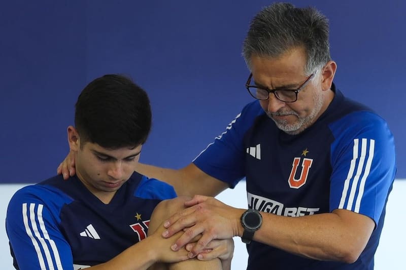 José Matías Fernández junto al kinesiólogo de Universidad de Chile, Mauricio Hernández.