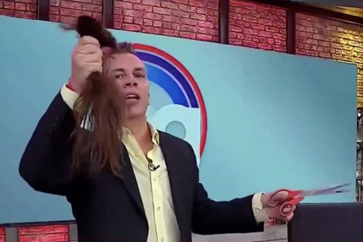 José Miguel Viñuela y su polémico corte de pelo a camarógrafo.