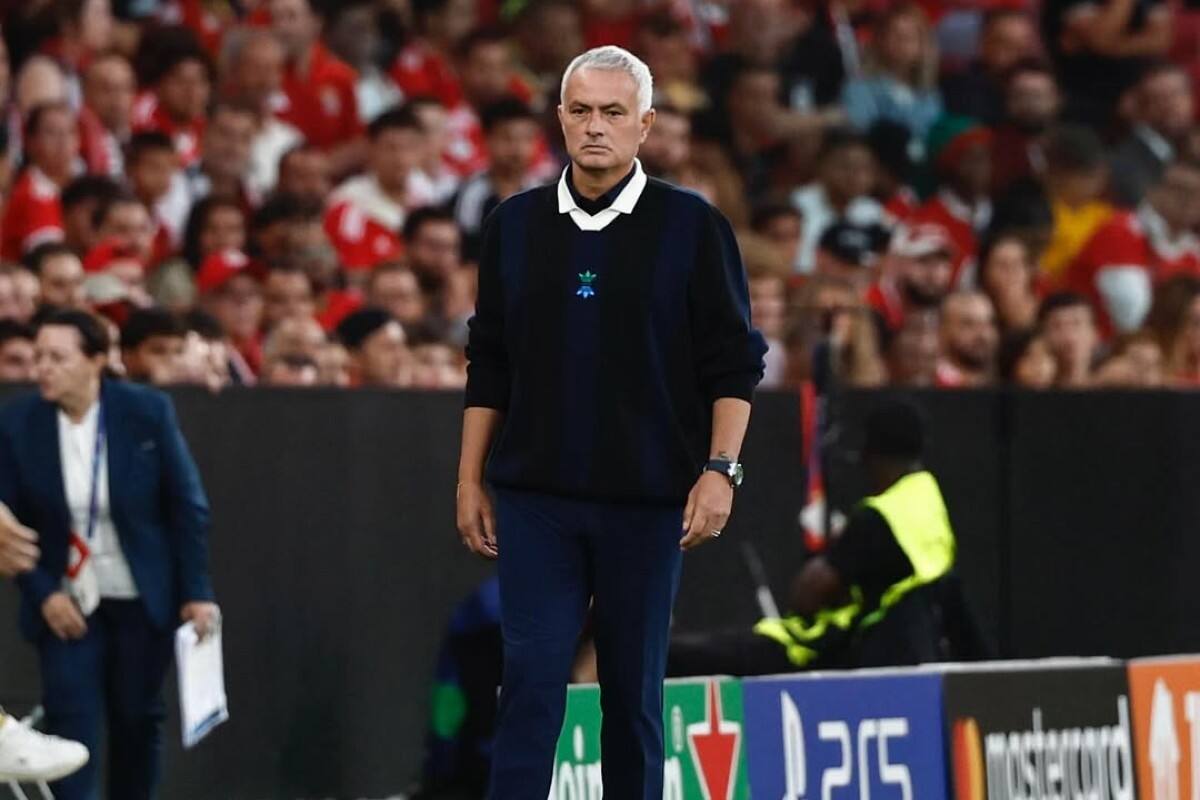 José Mourinho, fue tendencia en redes por su polerón en Champions League. Foto: Instagram Fenerbahce.