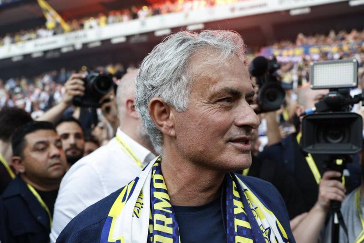 fue presentado ante una multitud en el estadio del Fenerbahçe.