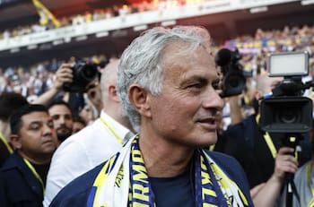 No clasifica a Champions, pero es viral por su facha: José Mourinho es furor en redes sociales