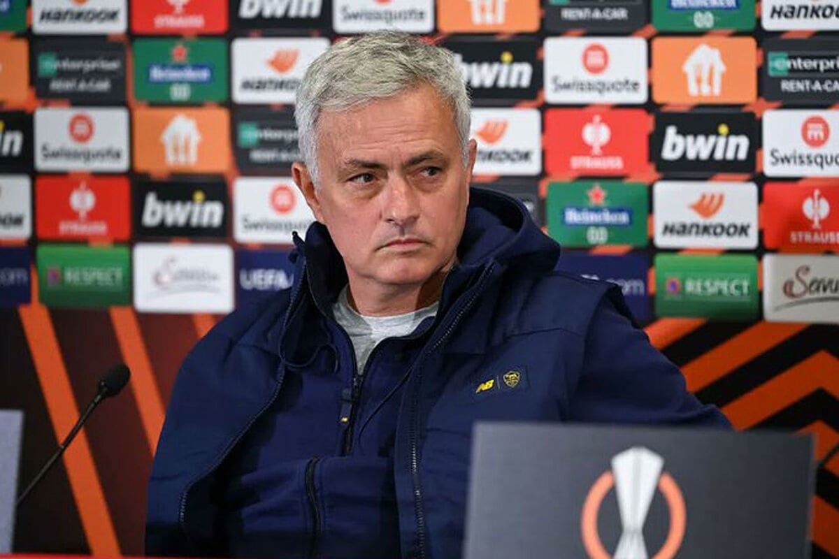 The Special One tiró la medalla de subcampeón al público e insultó al árbitro tras la final de la Europa League