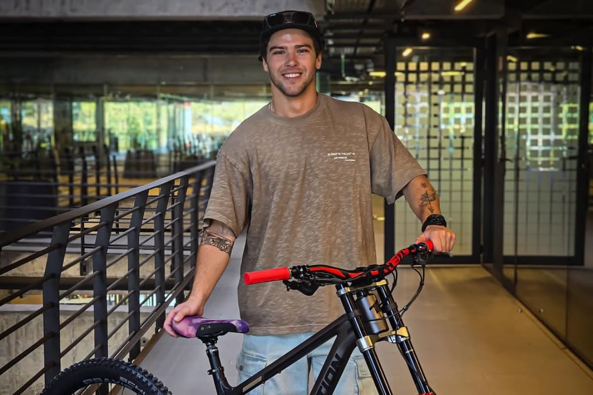 El hombre se dedica al mountain bike.