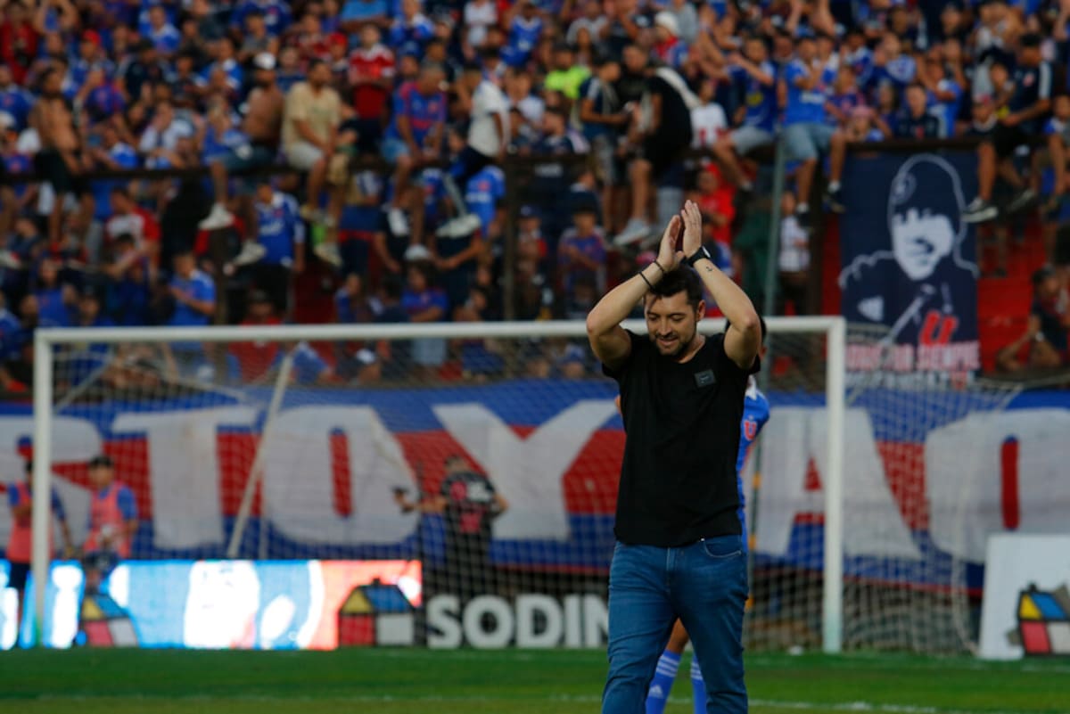 Antes que el club: el ídolo de la U "anunció" el fichaje de Charles Aránguiz. Foto: Aton.