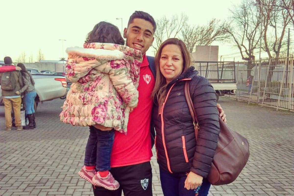 Junto a su madre Marcela. Foto: Facebook.