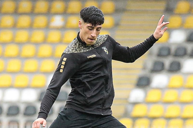 El defensor de 21 años firmó su primer contrato profesional, a menos de un año de su llegada a Coquimbo Unido. Foto: Coquimbo Unido