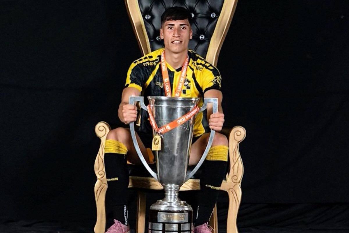 El defensor firmó su primer contrato después de pasar varios años jugando futsal. Foto: Joshua Arancibia en Instagram.