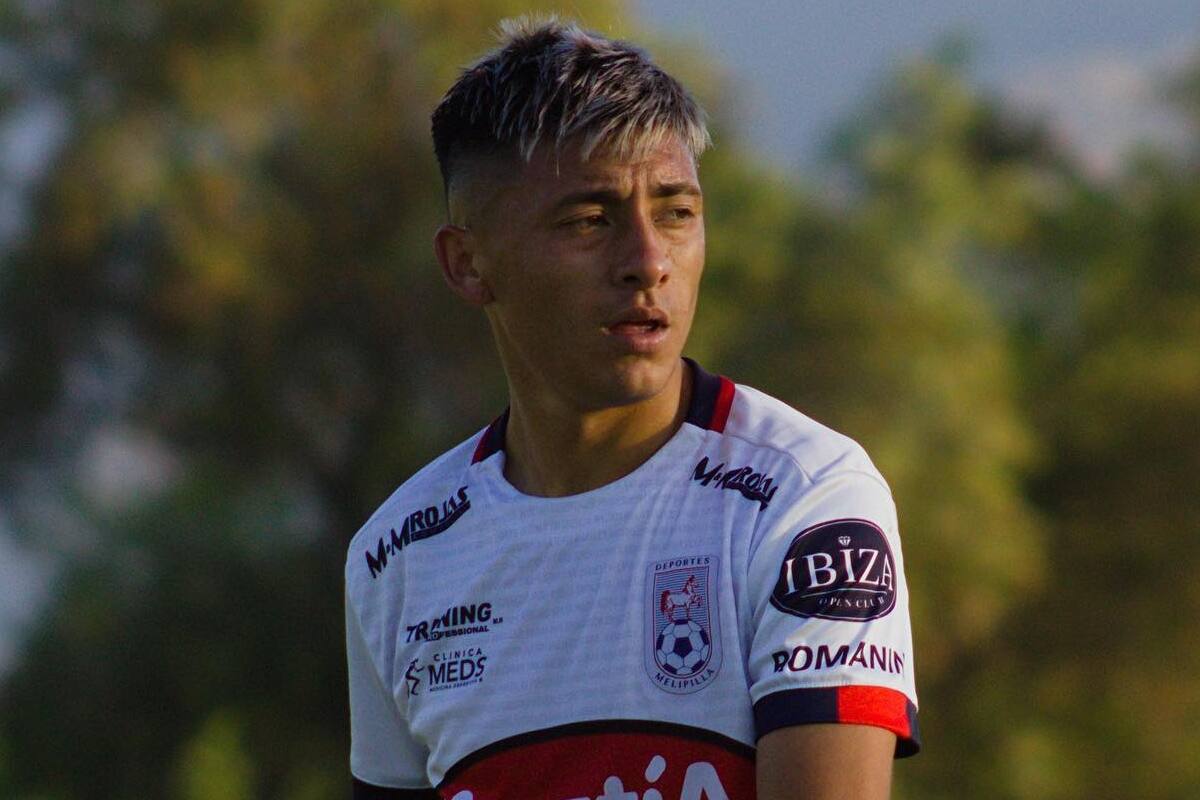 Josué Ovalle jugando por Deportes Melipilla en Segunda División.