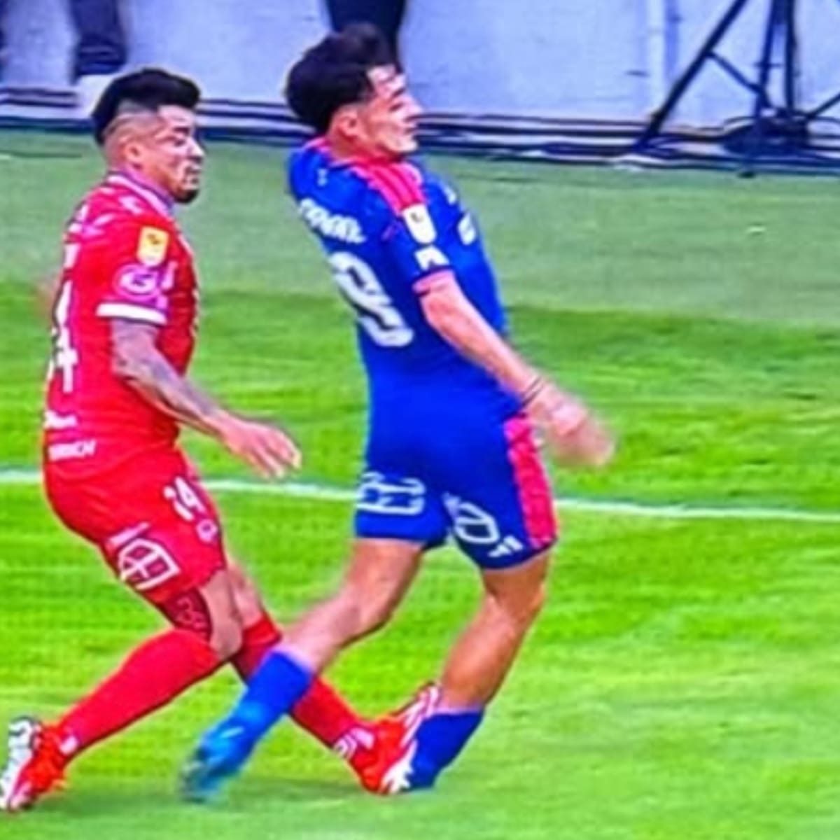 VIDEO | Gran polémica en Chillán: la patada a Javier Altamirano en la U que ni siquiera fue amarilla