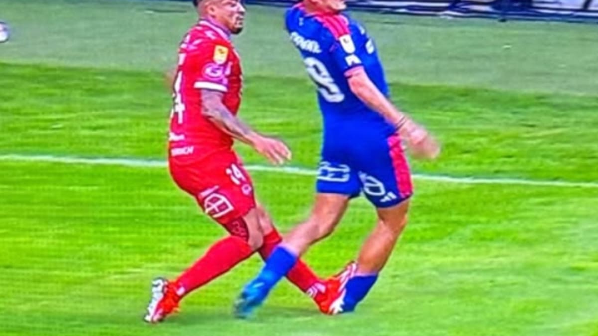 VIDEO | Gran polémica en Chillán: la patada a Javier Altamirano en la U que ni siquiera fue amarilla