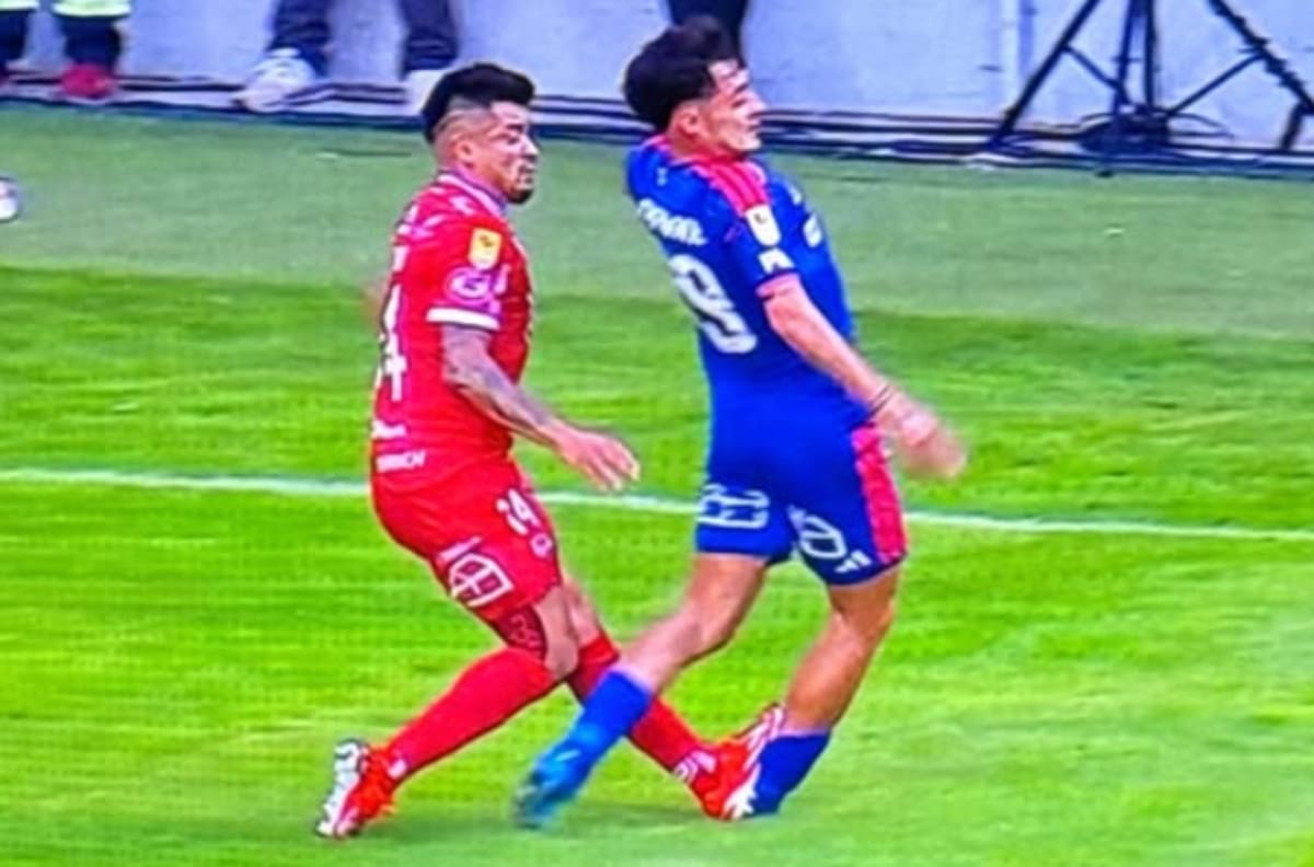 VIDEO | Gran polémica en Chillán: la patada a Javier Altamirano en la U que ni siquiera fue amarilla