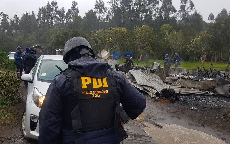 Canete, 8 de septiembre de 2020
Un joven de 21 anos identificado como Moises Pavez, murio en el Hospital de Canete producto de un impacto de bala en la cabeza, propinado por parte de desconocidos en el sector de Paicavi Grande.
Este nuevo atentado se suma a los registrados en Contulmo y Peleco. La fiscalia ya inició la investigacion por la muerte del joven.
Manuel Araneda/Aton Chile
