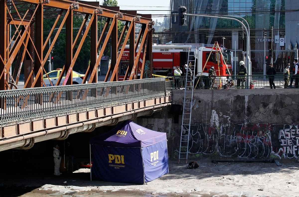 Descubren cadáver colgando en un puente del río Mapocho: Carabineros investiga posible suicidio