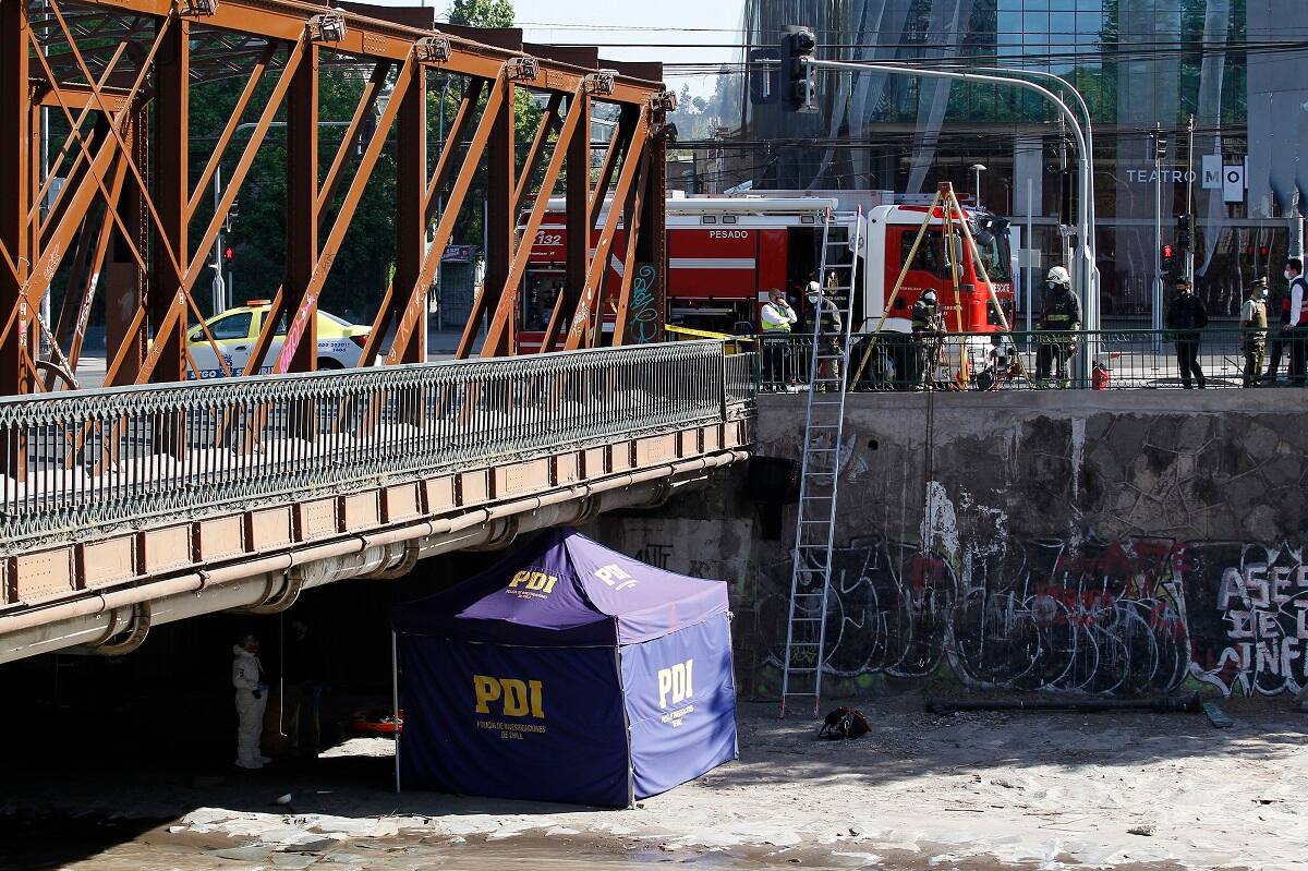 Santiago, 31 de octubre de 2020.
PDI junto a bomberos retiran cuerpo de un hombre desde el rio mapocho luego de que lo encontraran colgado en el puente purisima.
Jonnathan Oyarzun/Aton Chile