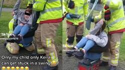 Se quedó atorada en un columpio de llanta y los bomberos tuvieron que ir a rescatarla | VIDEO