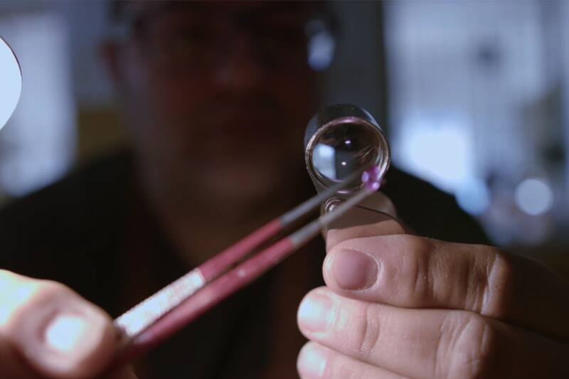 Tiene 300 gramos de plata, 486 circones blancos y 350 de color rosado.