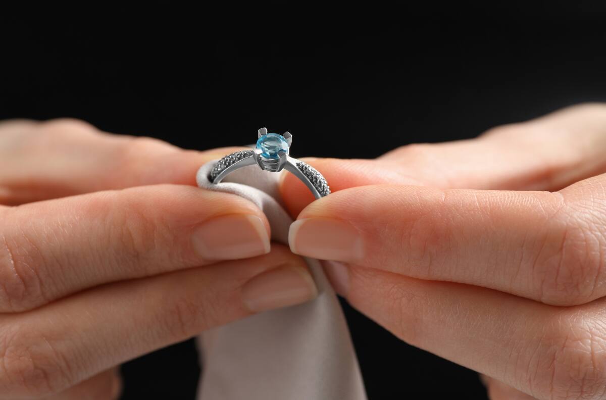 ¿Opacas y sin brillo? Con estos productos del hogar puedes dejar tu joyas de plata relucientes