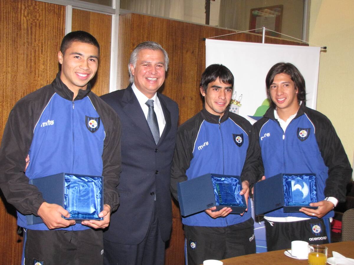 (primero de derecha a izquierda) Recibiendo un premio en su etapa en Huachipato.