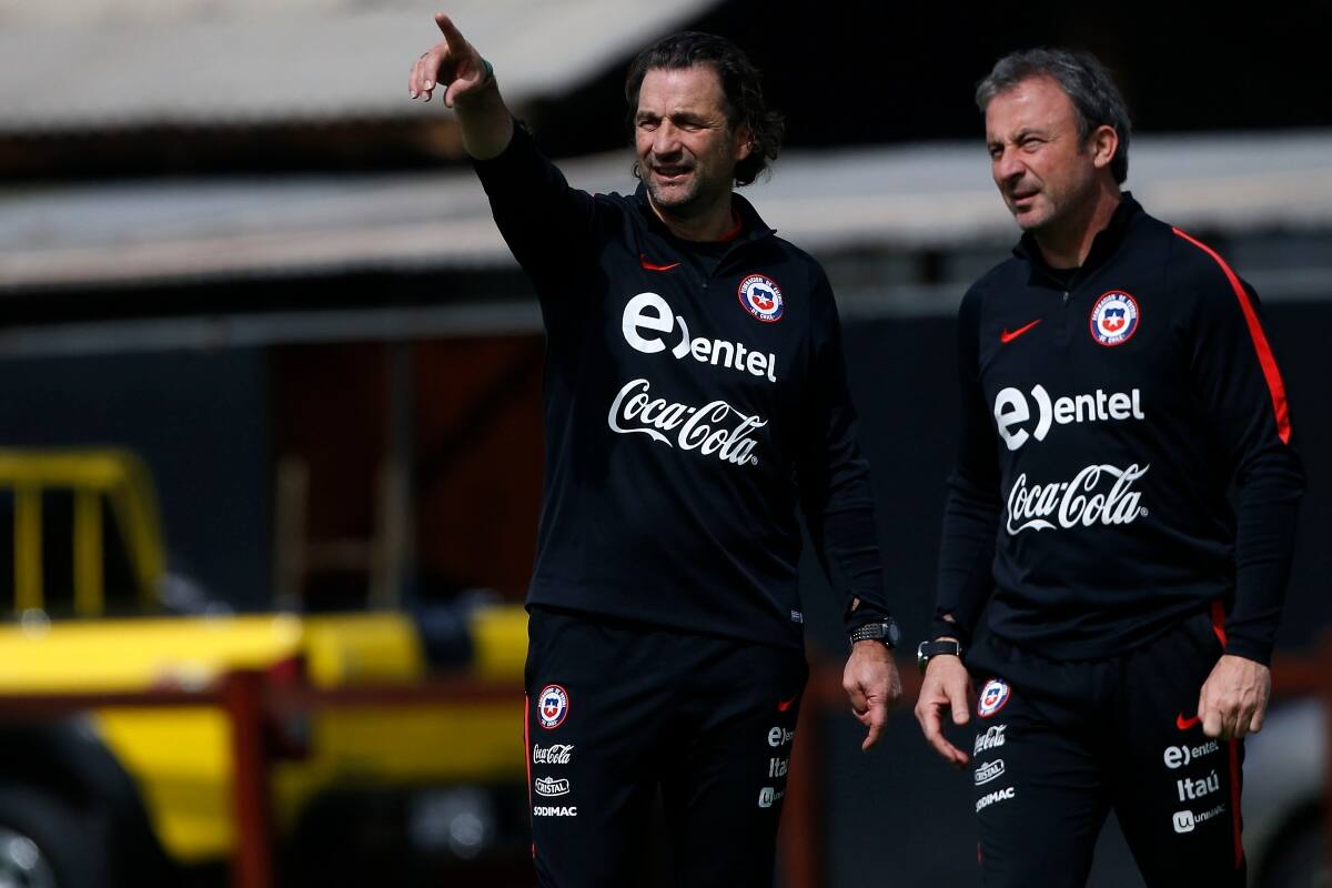 Juan Antonio Pizzi, en su época de seleccionador de Chile, junto a su ayudante Manuel Suárez.