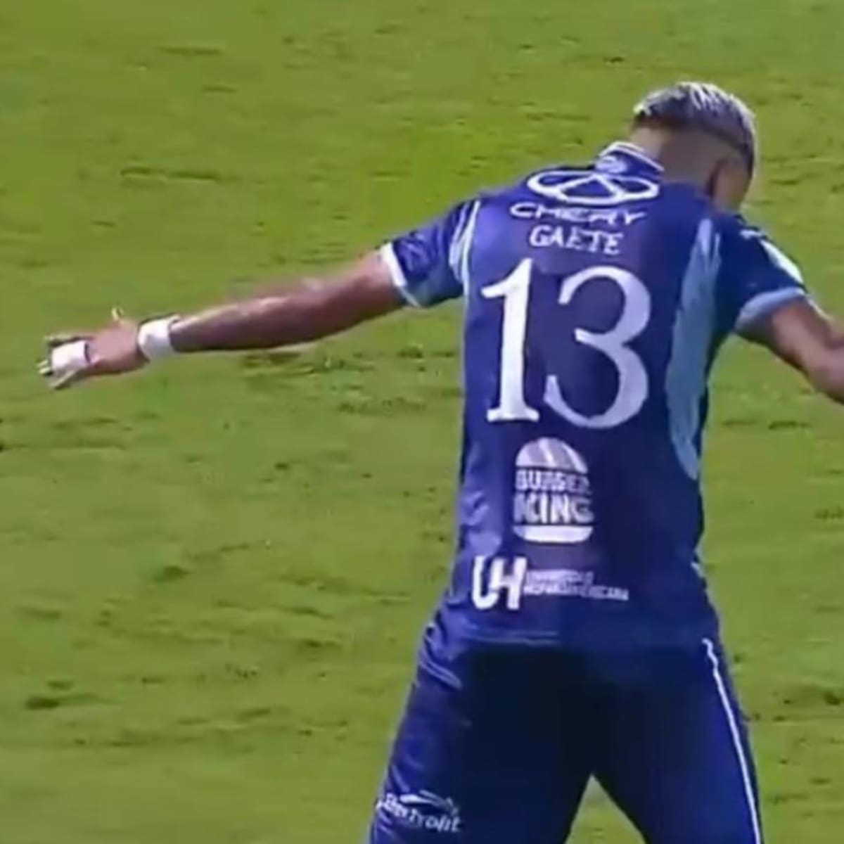 VIDEO | Celebró como CR7: Juan Carlos Gaete ratifica su buen momento con un doblete en Costa Rica